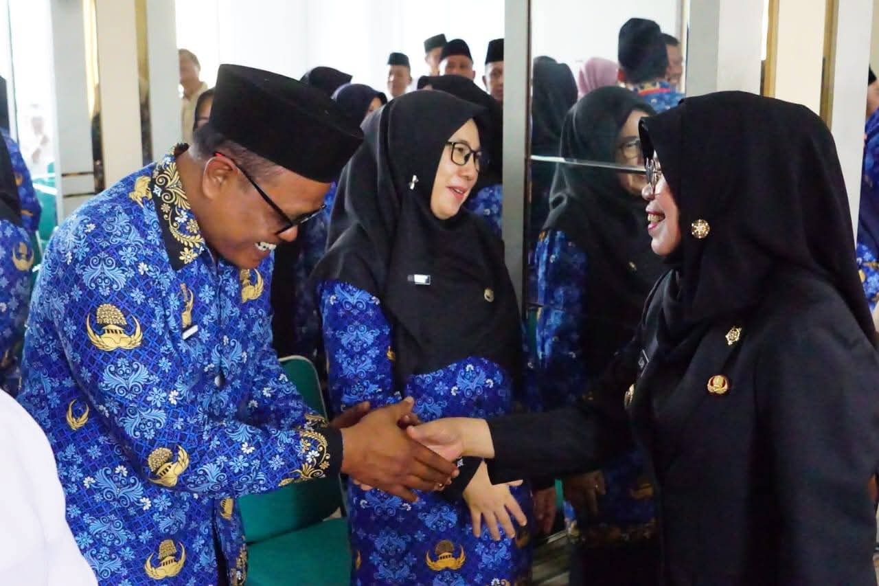 Wabup Leliarni memberi ucapan selamat kepada pejabat yang dilantik